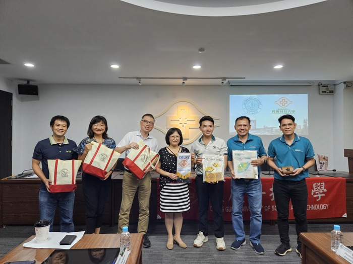 泰國農業大學教授與本校師長互贈禮品(另開新視窗/jpg檔)圖片