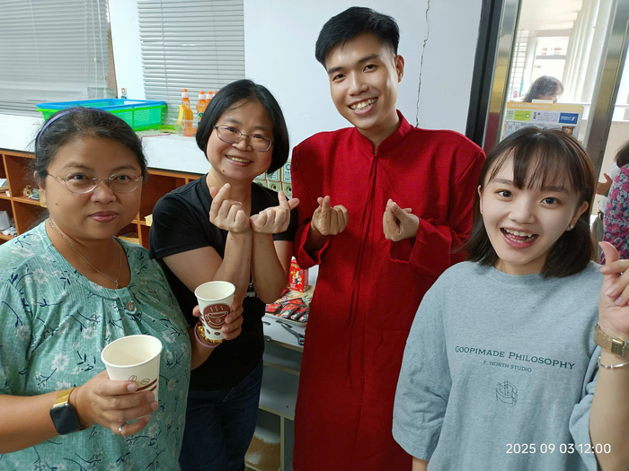 越南籍同仁暨本次講座講者阮長海老師，與師長及學生合影留念，展現校園國際文化交流的熱絡氛圍