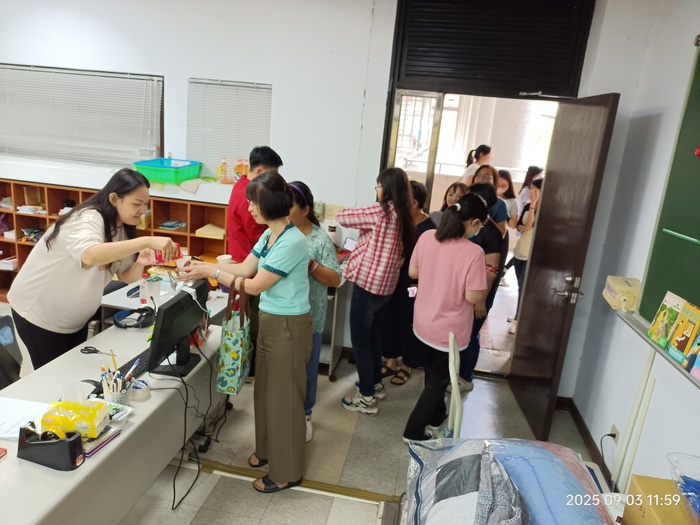 師長與學生前往國際事務處，體驗並品嚐越南咖啡，透過輕鬆交流認識越南文化特色