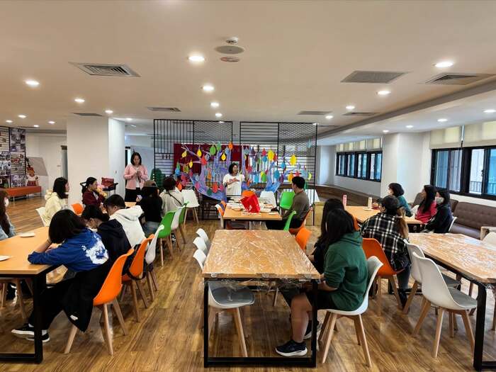 國際長於活動現場致辭，鼓勵師生踴躍參與校園國際交流活動