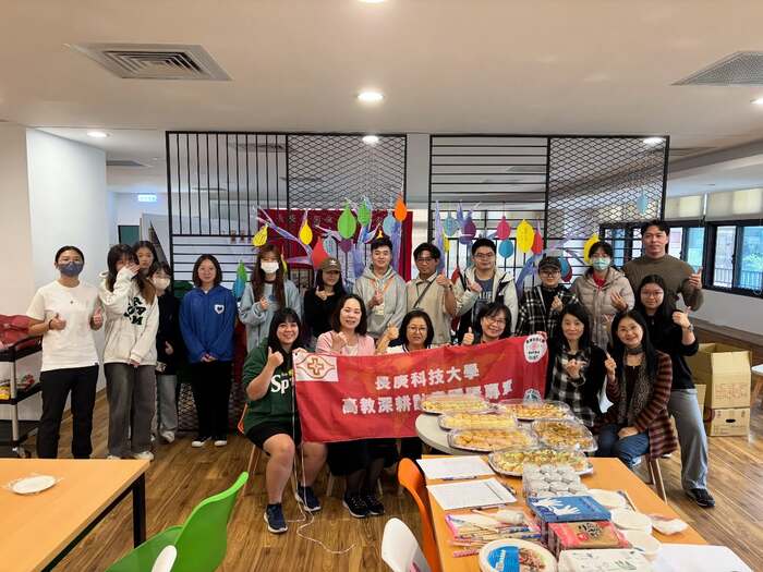 師生於活動結束後合影留念，展現溫馨熱絡的交流氛圍