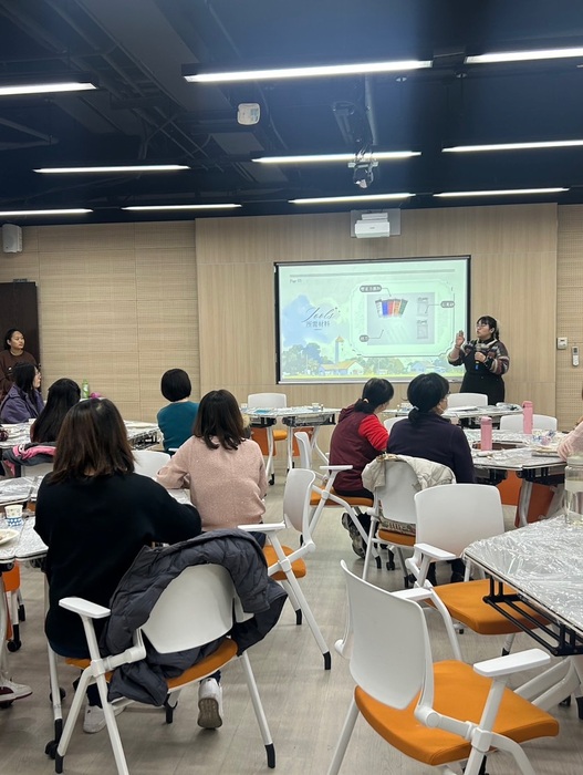 學員專注聆聽講師講解肌理畫創作技巧，課堂互動熱絡