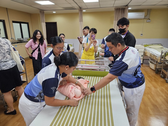 菲律賓聖母無染大學師生參訪本校臨床技能中心