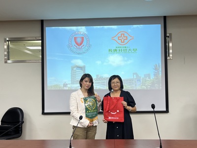 菲律賓八打雁大學國際長與本校國際長合影