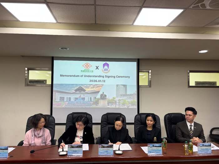 During the visit, both universities successfully signed a Memorandum of Understanding (MOU), marking an important step forward in strengthening academic cooperation, particularly in the fields of Nursing and Health Sciences.