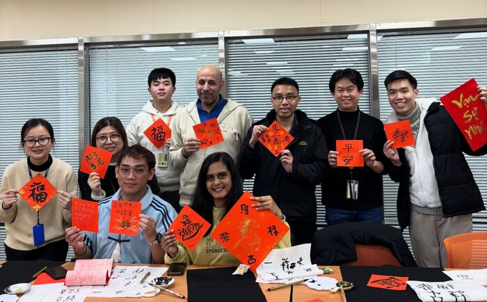 迎接 2026 馬年，長庚科技大學舉辦「馬躍新程賀新歲」春聯揮毫活動。 今天活動現場不僅有校內教職員，也有國際學生與國際職員熱情參與，在筆墨揮灑間體驗中華文化之美，共度溫馨的新春時光。