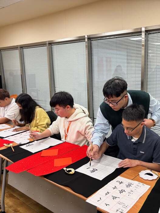 , Chang Gung University of Science and Technology held the Spring Couplets Calligraphy Activity, “Galloping Forward into a New Year.”