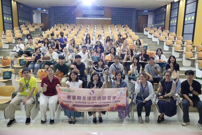明志華語文化營境外生於DB01階梯教室與本校師長合照