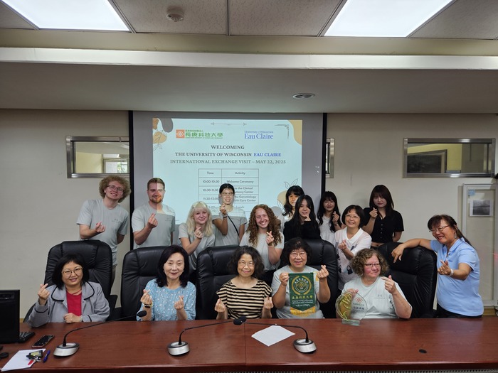 美國威斯康辛大學歐克萊爾分校師生與本校師長合影(另開新視窗/jpg檔)圖片