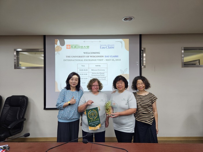 美國威斯康辛大學歐克萊爾分校教師與本校護理學院院長及系主任合影(另開新視窗/jpg檔)圖片