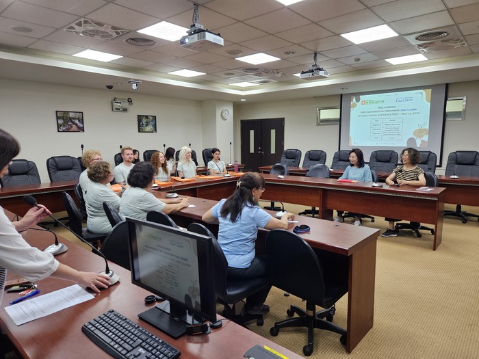 美國威斯康辛大學歐克萊爾分校師生與本校師長進行交流對談(另開新視窗/jpg檔)圖片