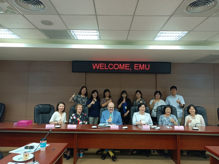 美國東密西根大學校長與本校師長合影