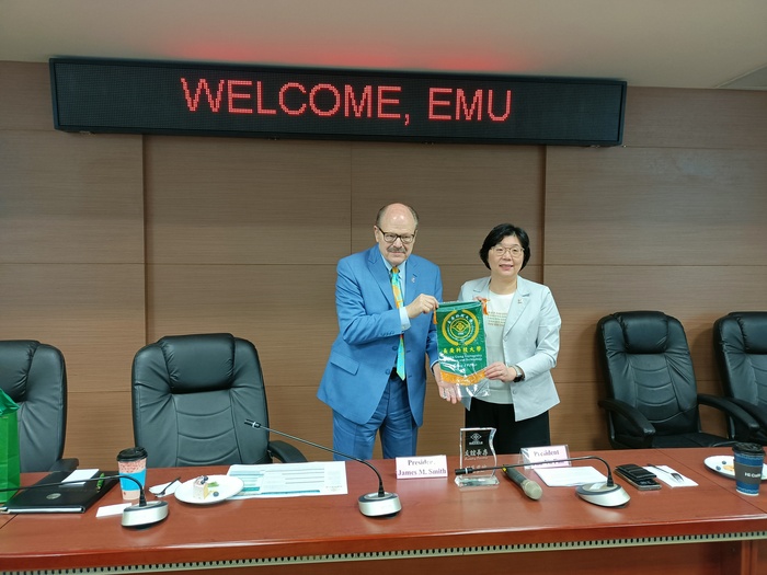 美國東密西根大學校長與本校校長合影