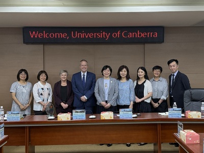 澳洲坎培拉大學正、副校長與本校師長合影