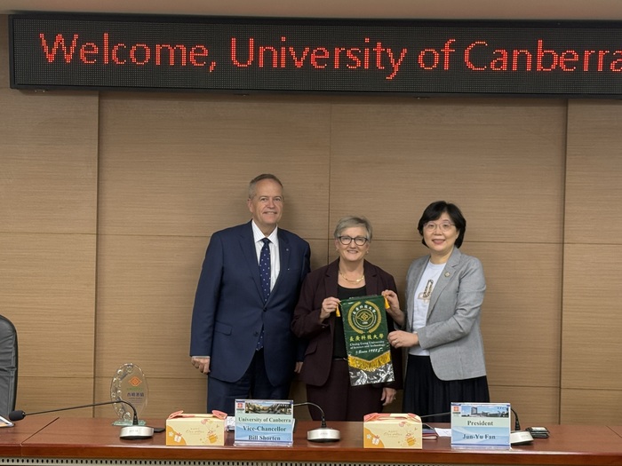 澳洲坎培拉大學校長(左)、副校長(中)與本校校長(右)合影(另開新視窗/jpg檔)圖片