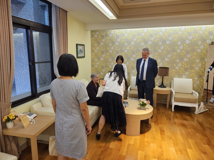 澳洲坎培拉大學正、副校長參觀本校臨床技能中心-老人生活模擬情境教室(另開新視窗/jpg檔)圖片