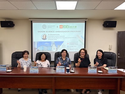 Dr. Elisabeth Kohls與本校校長、國際長、護理系教授合影