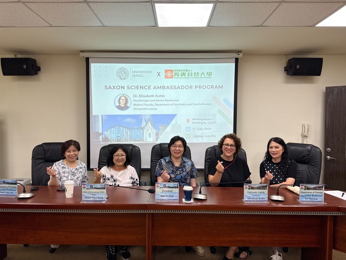 Dr. Elisabeth Kohls與本校校長、國際長、護理系教授合影(另開新視窗/jpg檔)圖片