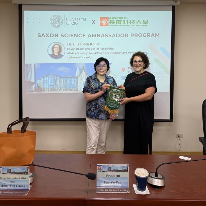 校長致贈Dr. Elisabeth Kohls本校校旗(另開新視窗/jpg檔)圖片