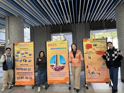 國際長帶領國際處成員共同參與國際專章業務成果展。