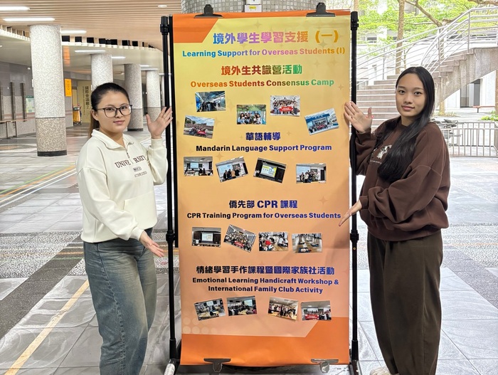 學生於國際專章業務成果展現場合影，展現校園國際化交流成果。