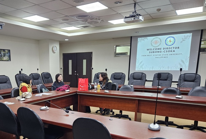 菲律賓西米沙鄢大學國際長與本校師長進行交流會議(另開新視窗/jpg檔)圖片