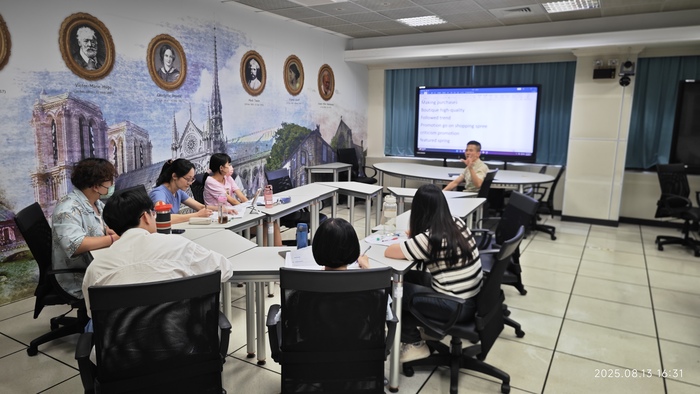 教職員積極參與英語練習