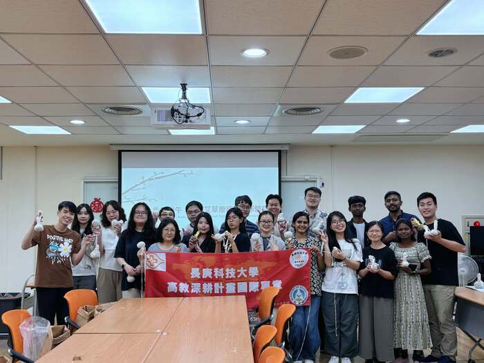 🎉 CGUST OIA was pleased to welcome our international faculty and staff to the Foreign Faculty & Staff Training and Dragon Boat Festival Handicraft Workshop today.