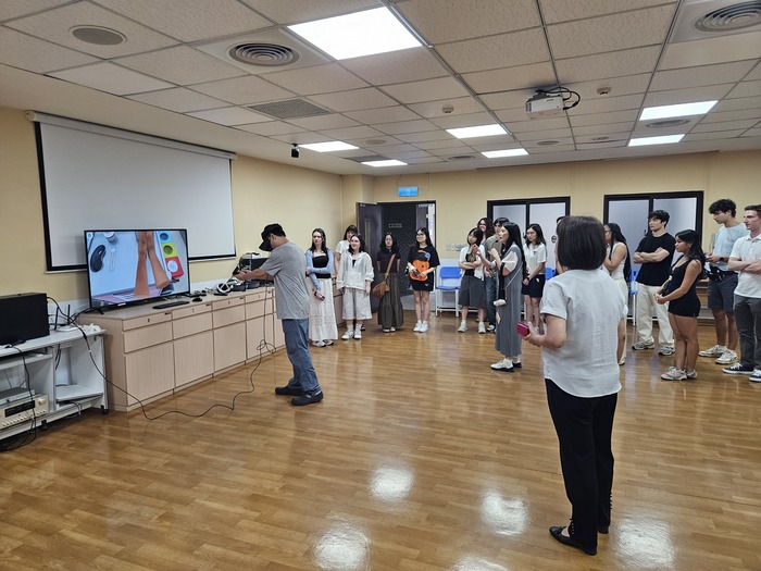美國賓漢頓大學學生參觀本校臨床技能中心VR教室