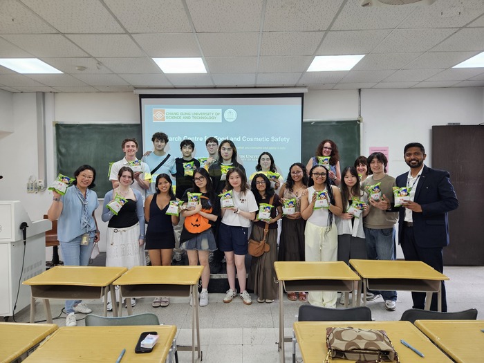 美國賓漢頓大學學生與本校食品暨化妝品安全研究中心人員合影